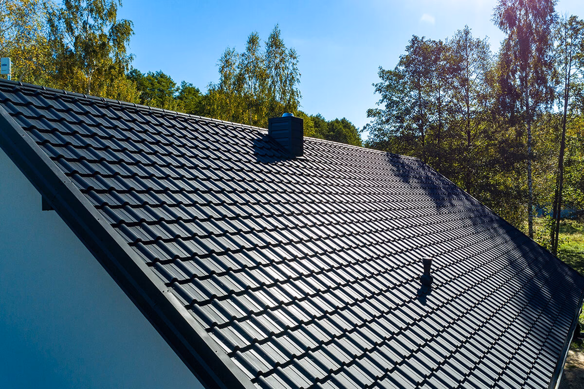 Co jest lepsze: dachówka ceramiczna czy blachodachówka?