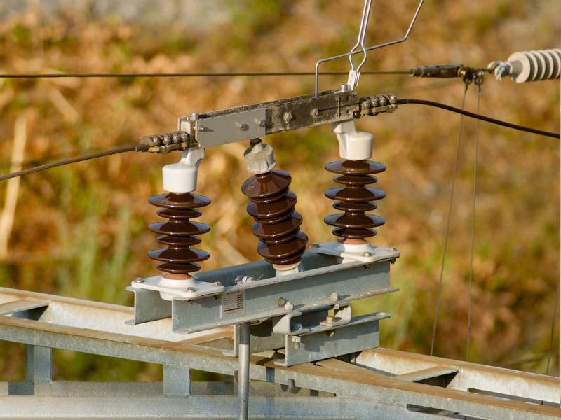 Jakie są wady izolatorów ceramicznych?
