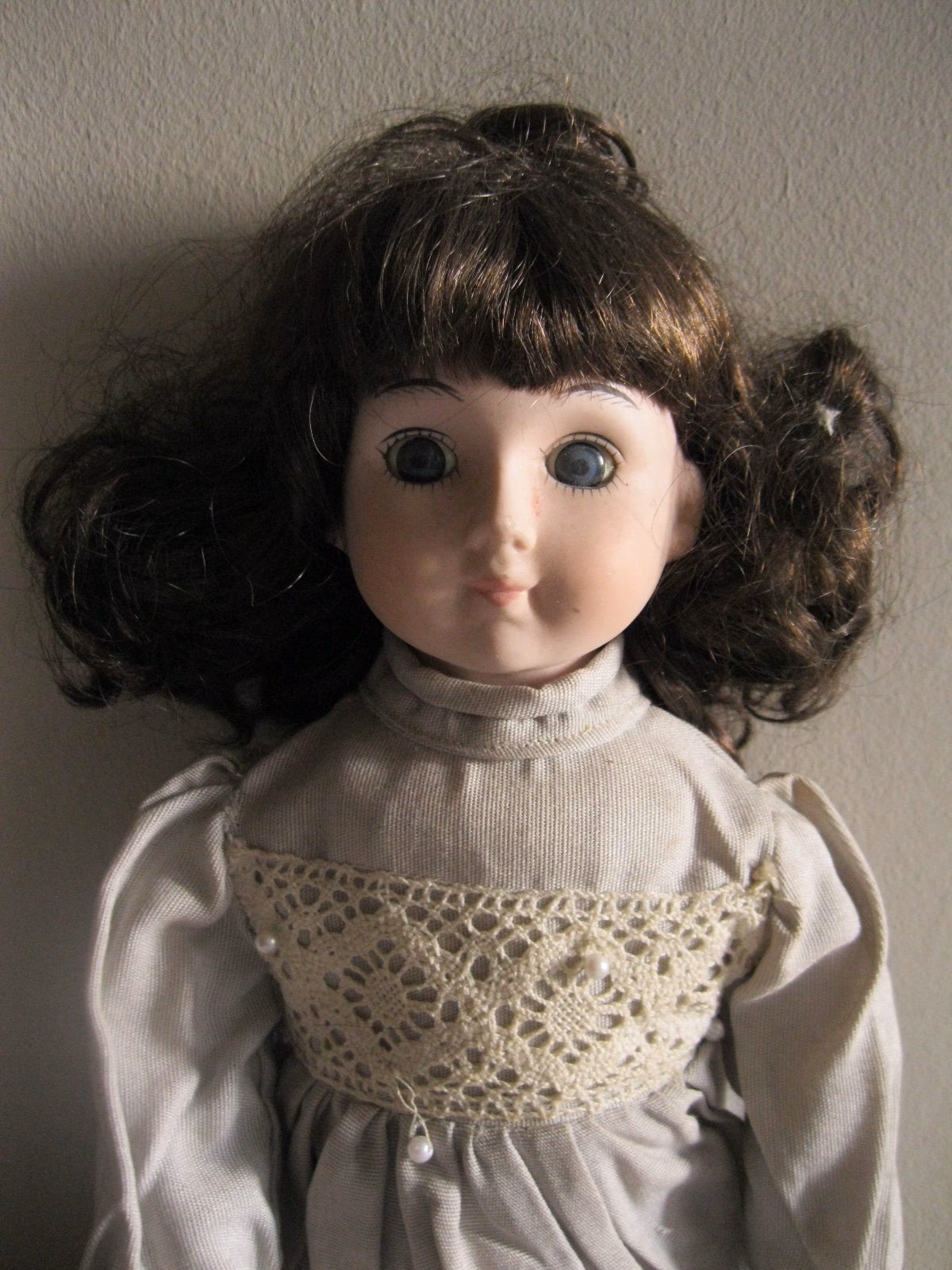 Co to znaczy porcelanowa lalka?