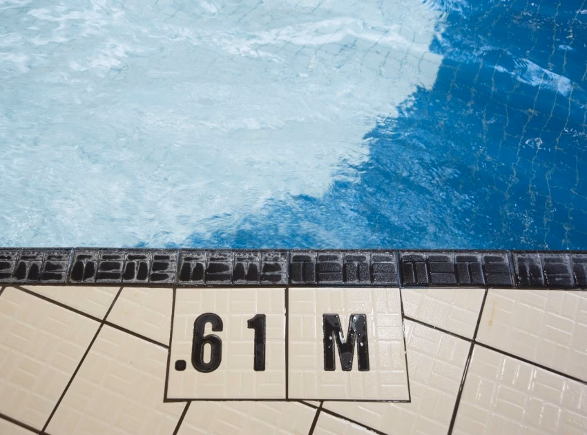 Jak położyć płytki w basenie?