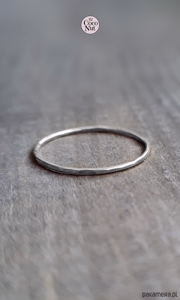 Co oznacza srebrna obrączka u kobiety?