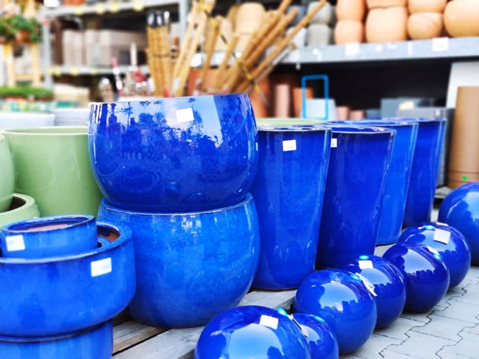 Jakiej farby użyć do malowania doniczek ceramicznych?