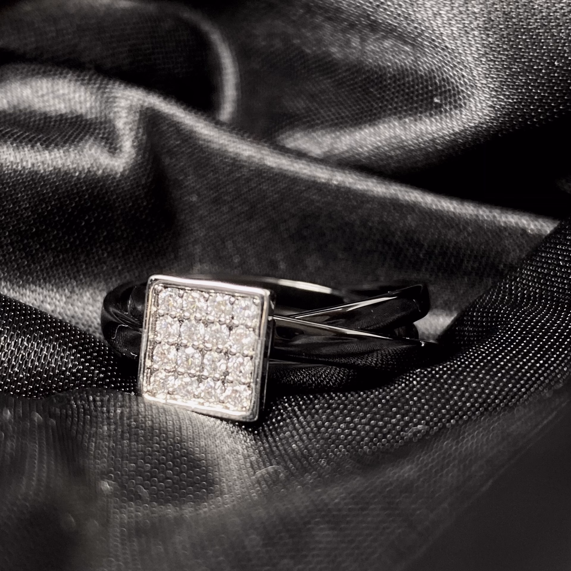 Kto nosi czarne obrączki?