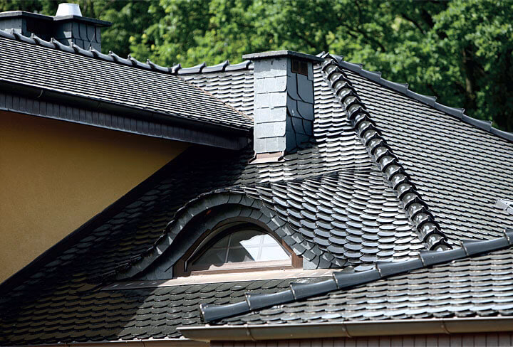 Czy można chodzić po mokrym dachu z dachówek?