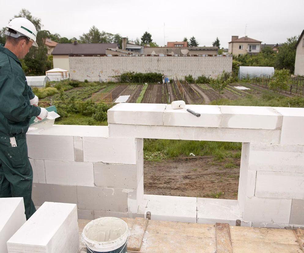 Ile cm nadproże musi zachodzić na mur?
