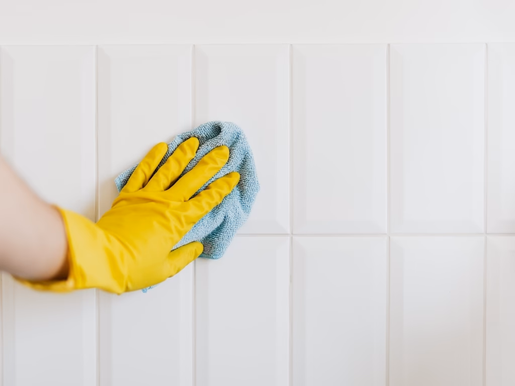 Jak usunąć biały nalot na płytkach po remoncie?
