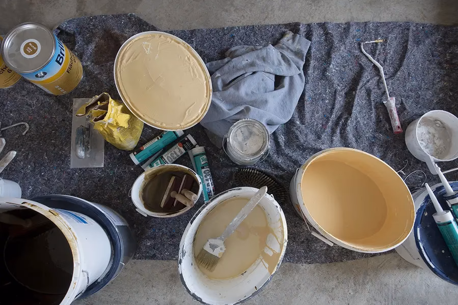 Jak usunąć farbę z ceramiki?