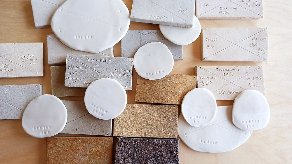 Czy ceramika zawiera plastik?