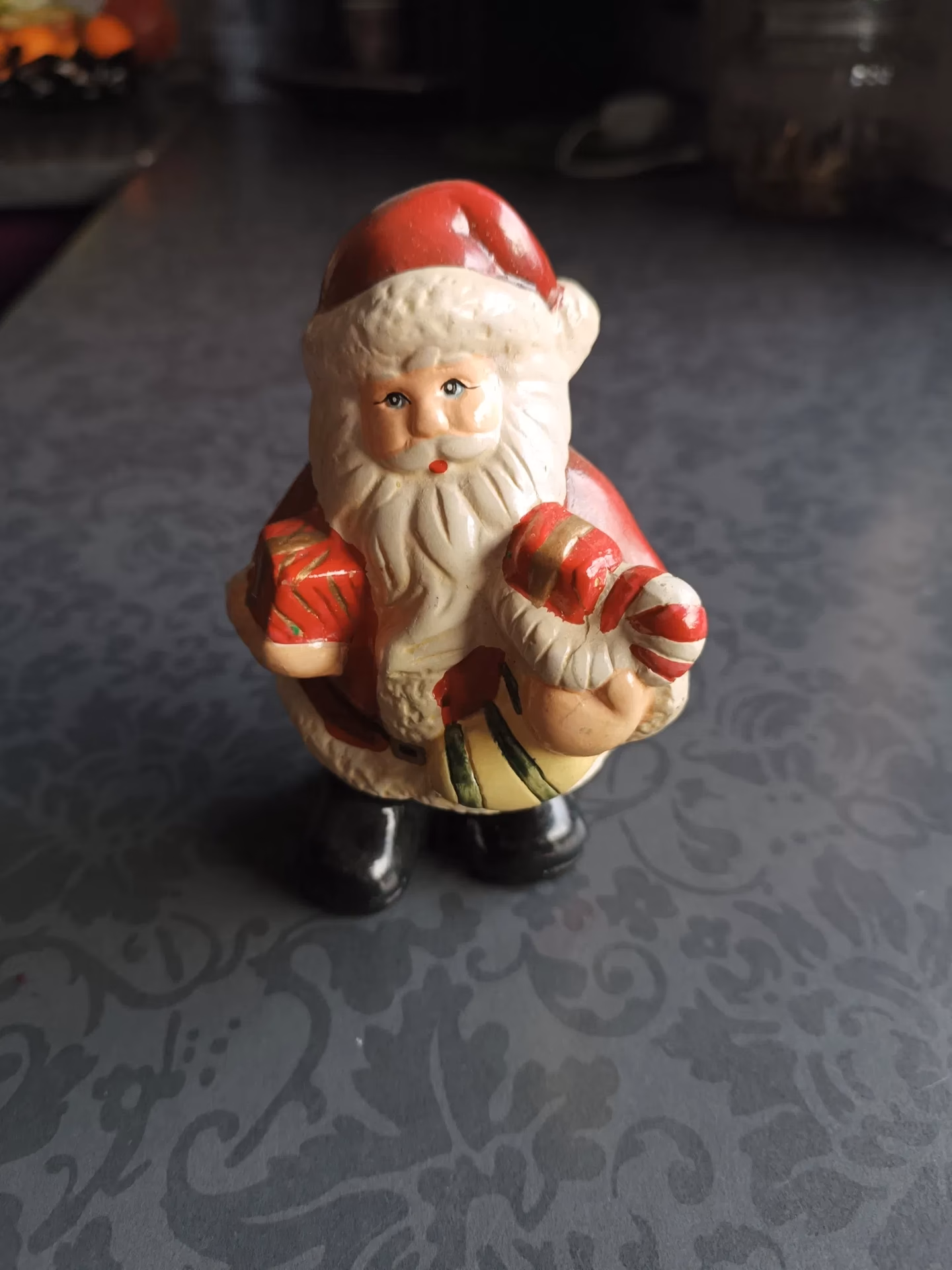 Jak odróżnić figurki porcelanowe od ceramicznych?