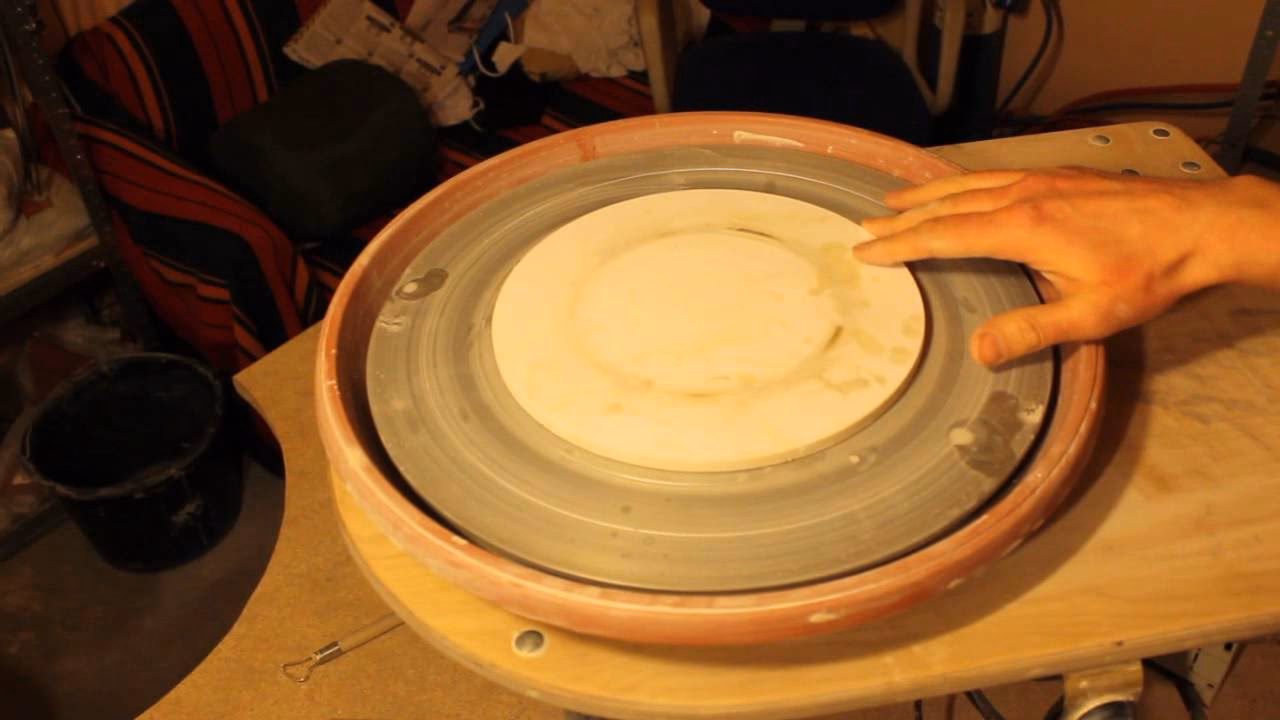 Jak sprawić, aby glina przyklejała się do koła garncarskiego?