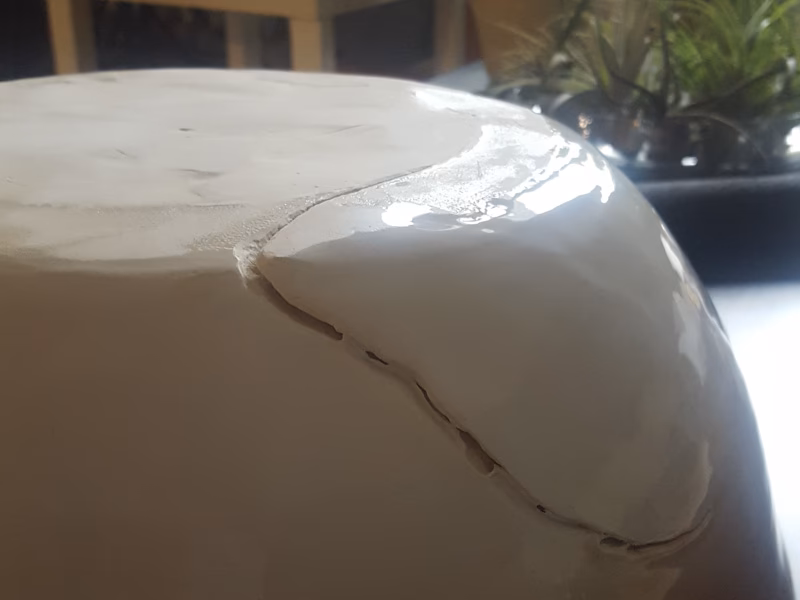 Czy istnieje glina samoutwardzalna, która nie pęka?