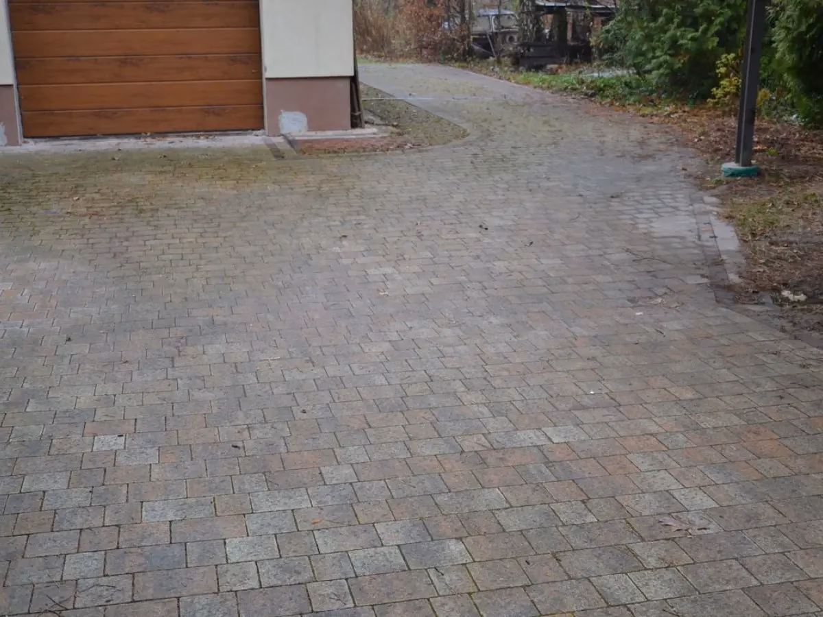 Czy podsypka pod kostkę się ubija?