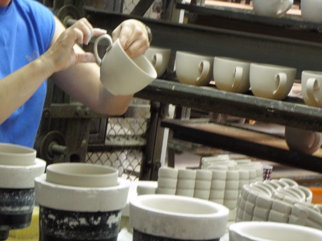 Jaki jest skład chemiczny ceramiki z tlenku glinu?