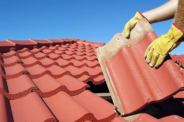 Jak naprawić luźną dachówkę bez?