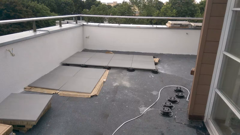 Czy papę można kłaść na płytki?