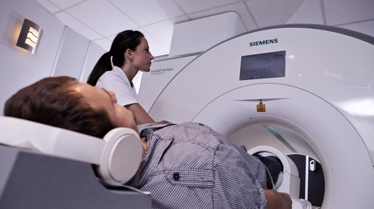 Z jakim metalem nie można robić rezonansu magnetycznego?