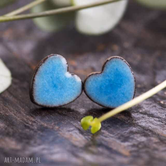 Jakie kolczyki odmładzają?