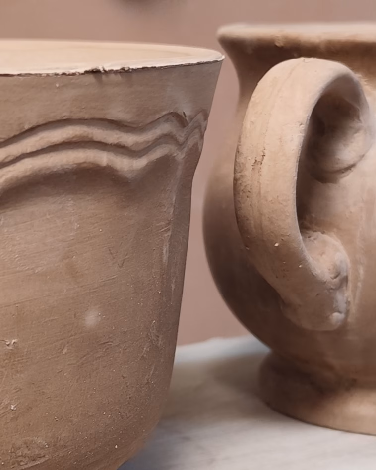 Czy glina zmienia kolor podczas wypalania?