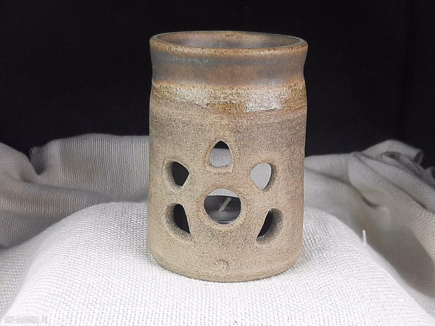 Czy mogę wypalać glinę w kominku?