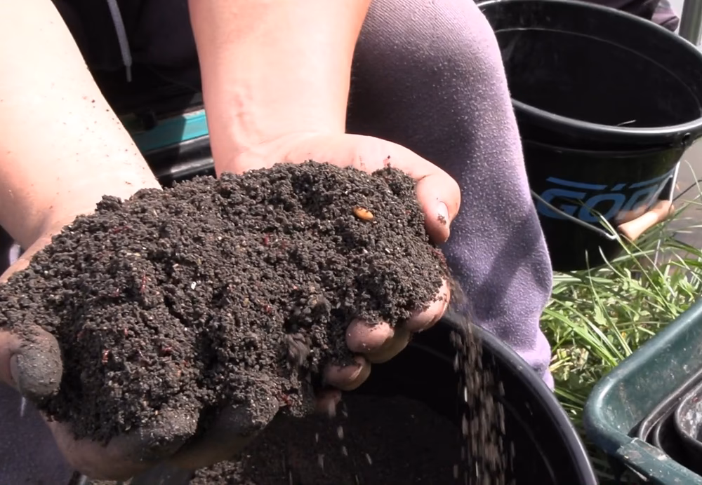 Czy można mieszać glinę z kompostem?