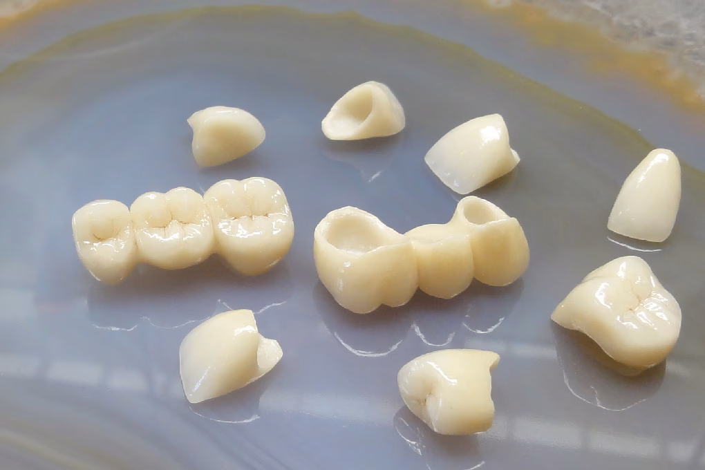 Jak wygląda korona cyrkonowa?