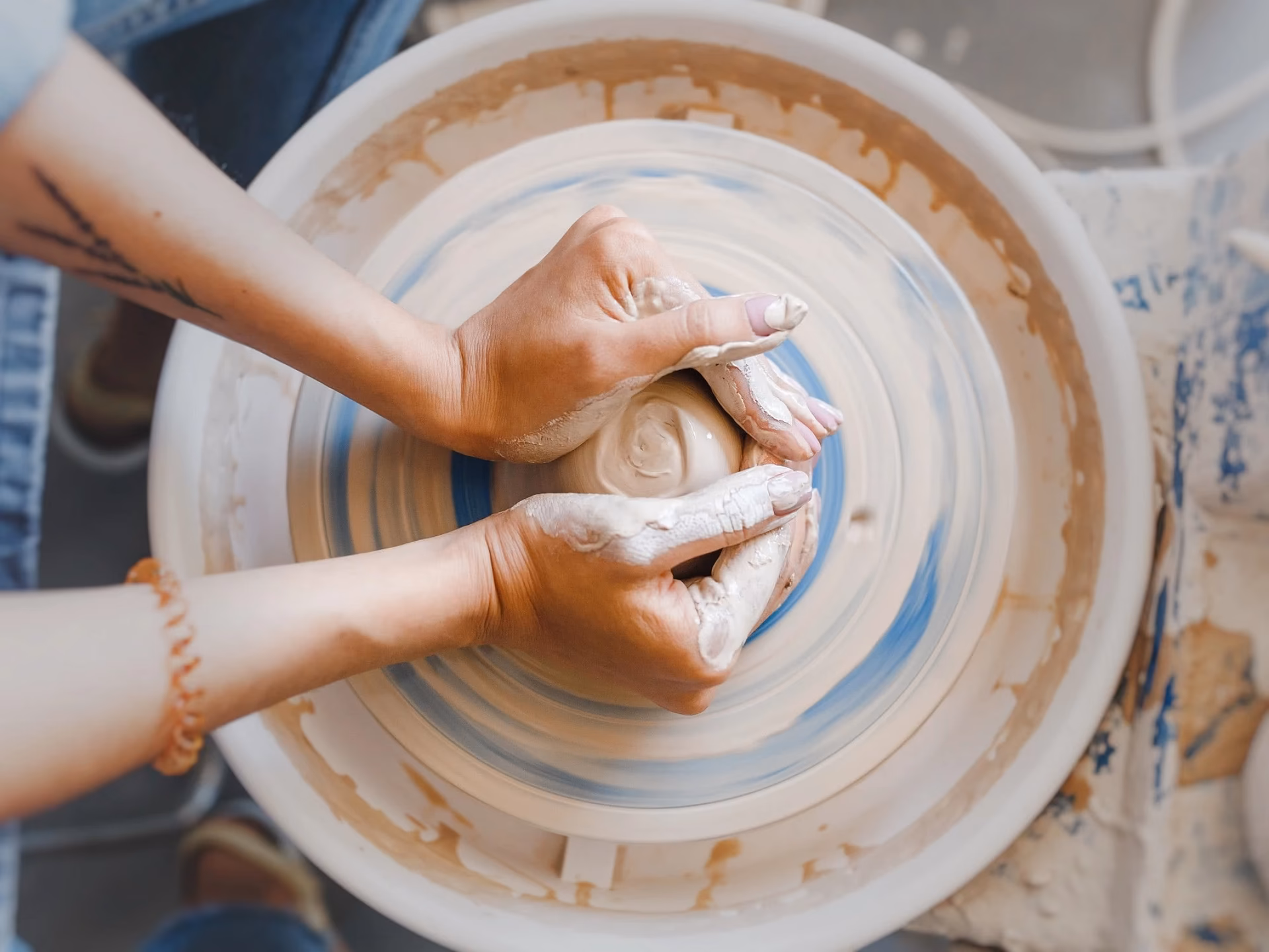 Jakie są 4 etapy łączenia gliny?