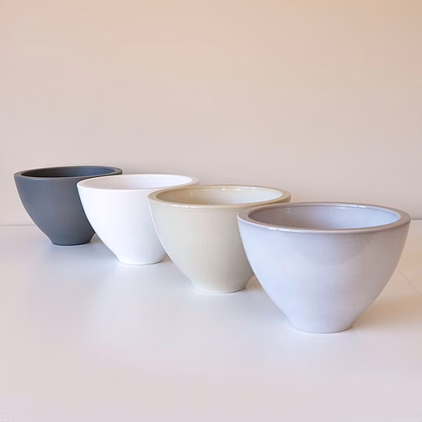 Jakie naczynia i pojemniki są stosowane we florystyce?