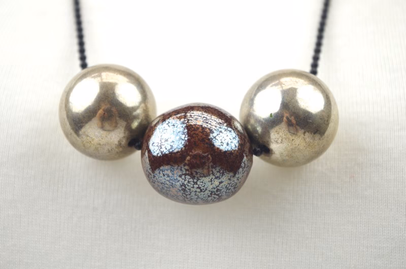 Jak nazywa się ozdobna kula na naszyjniku lub bransoletce?