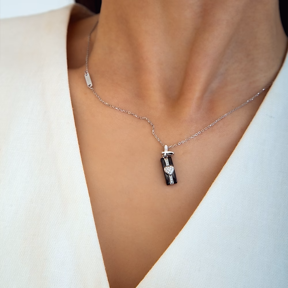 Czy naszyjnik ze stali czernieje?