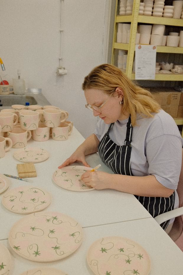 Co oznacza strzałka na odwrocie płytki ceramicznej?