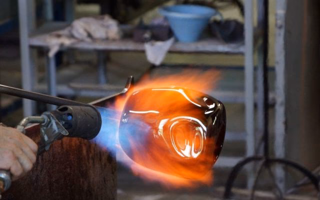 Na czym polega hydrotermalna synteza ceramiki?