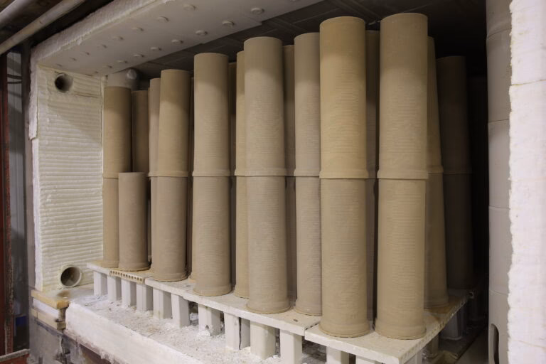 Czym różni się gęstość właściwa od pozornej?