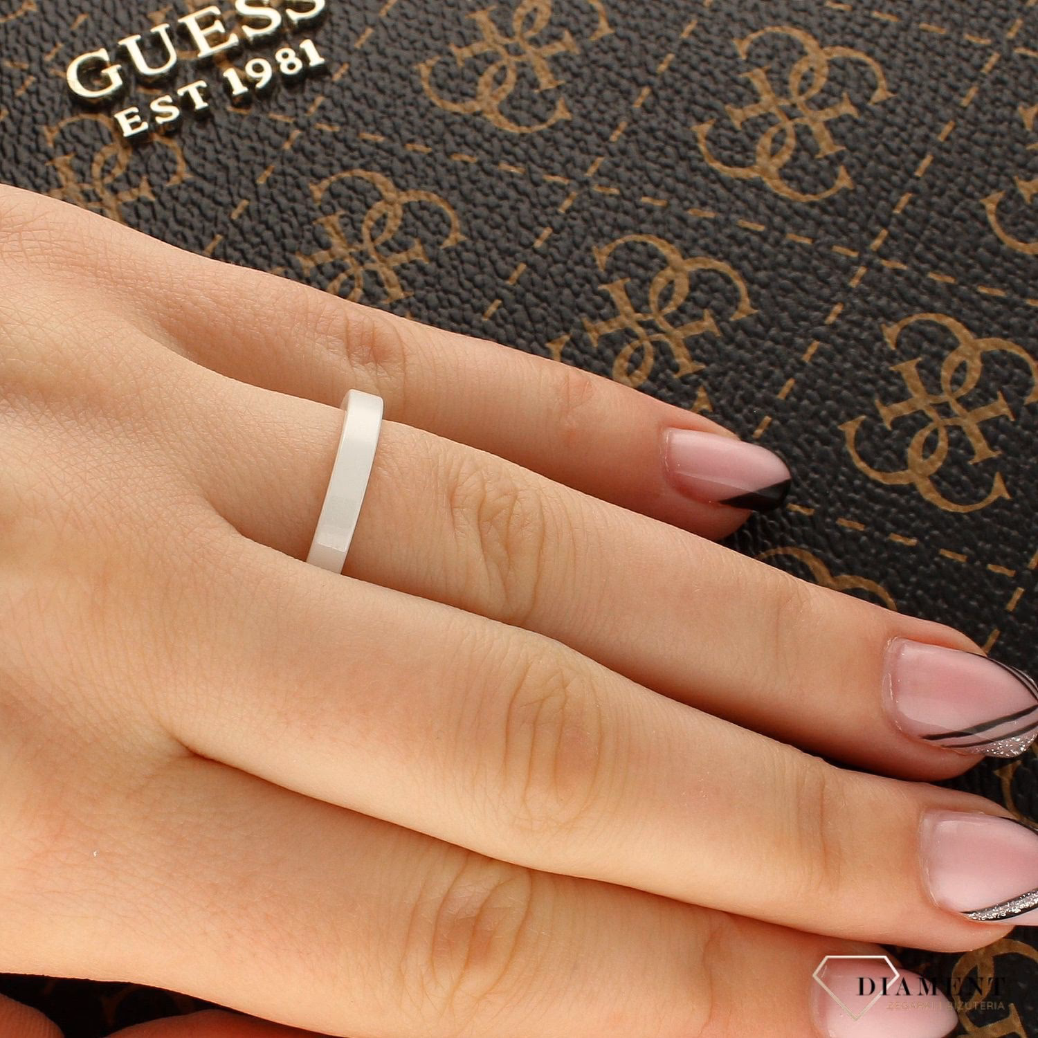 Z czego są tanie pierścionki?