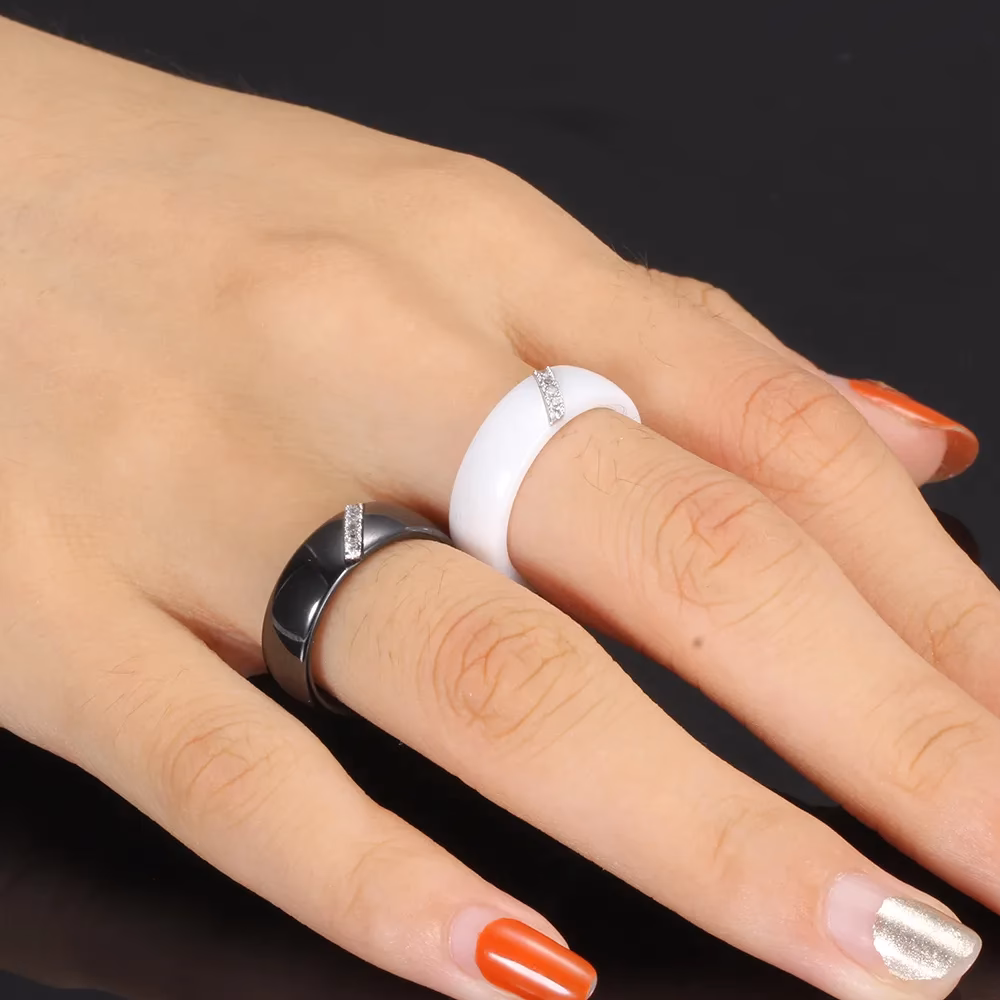 Na jakich palcach się noszą pierścionki?