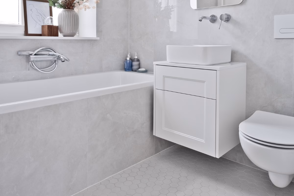 Które rodzaje płytek nie są śliskie?