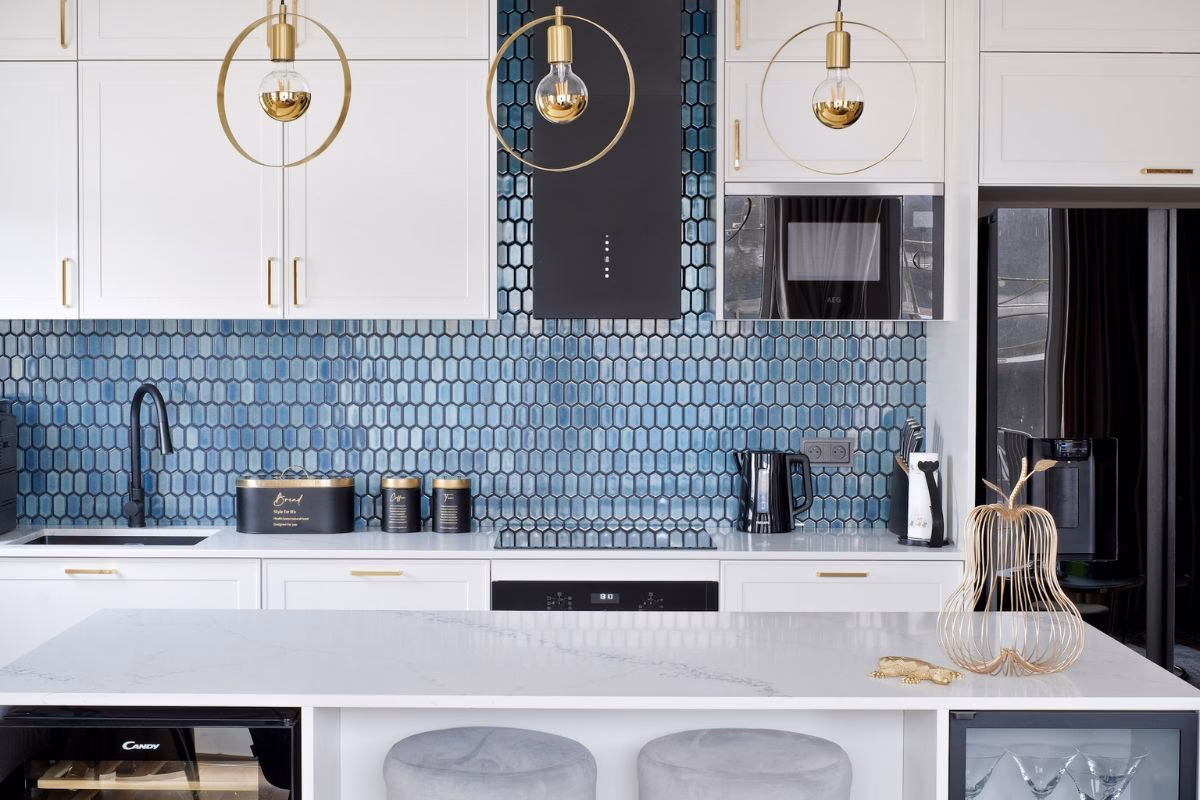 Co jest lepsze na podłogę w kuchni - płytki ceramiczne czy porcelanowe?