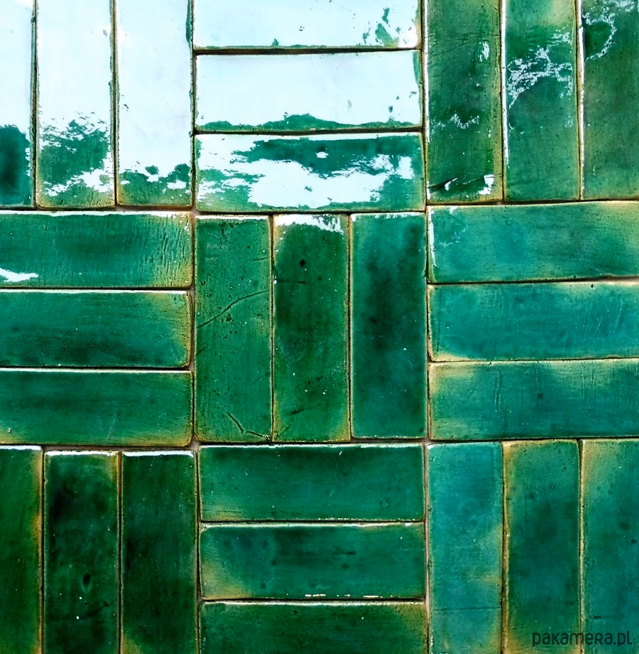 Jak nazywają się płytki podłogowe w szkole?