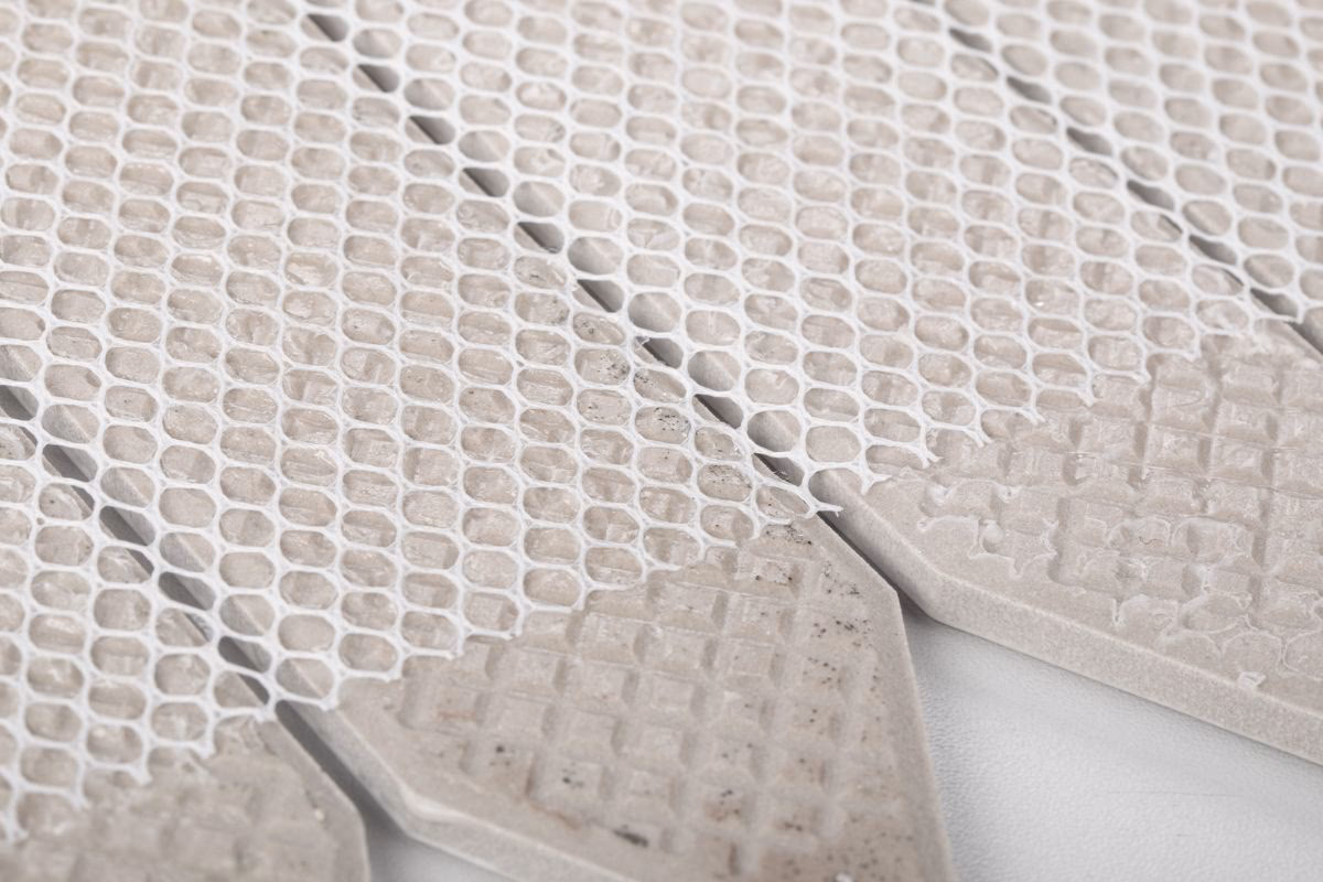 Ile wynosi grubość płytki z klejem?