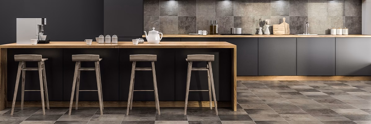 Czy płytki w kuchni układać na ścianie przed, czy po meblach?