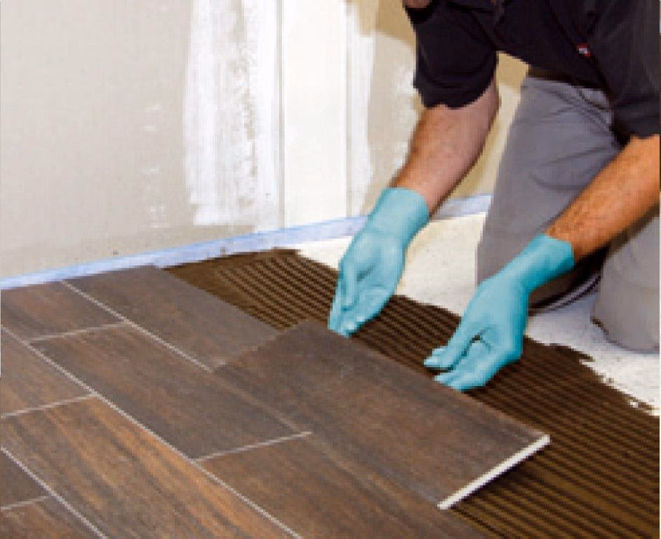 Jakie płytki pasują do drewnianej podłogi?