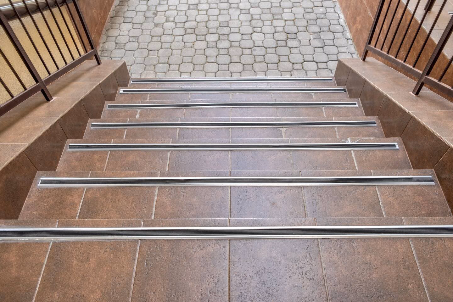 Jakie płytki na zewnątrz na schody?