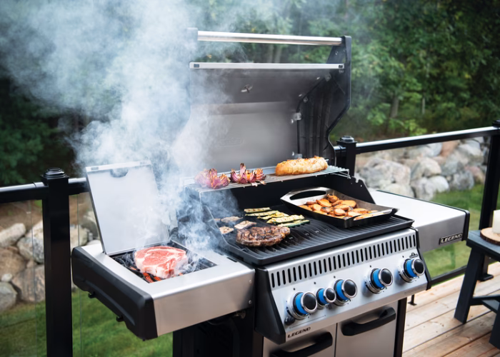 Czy grill gazowy może stać przy ścianie?
