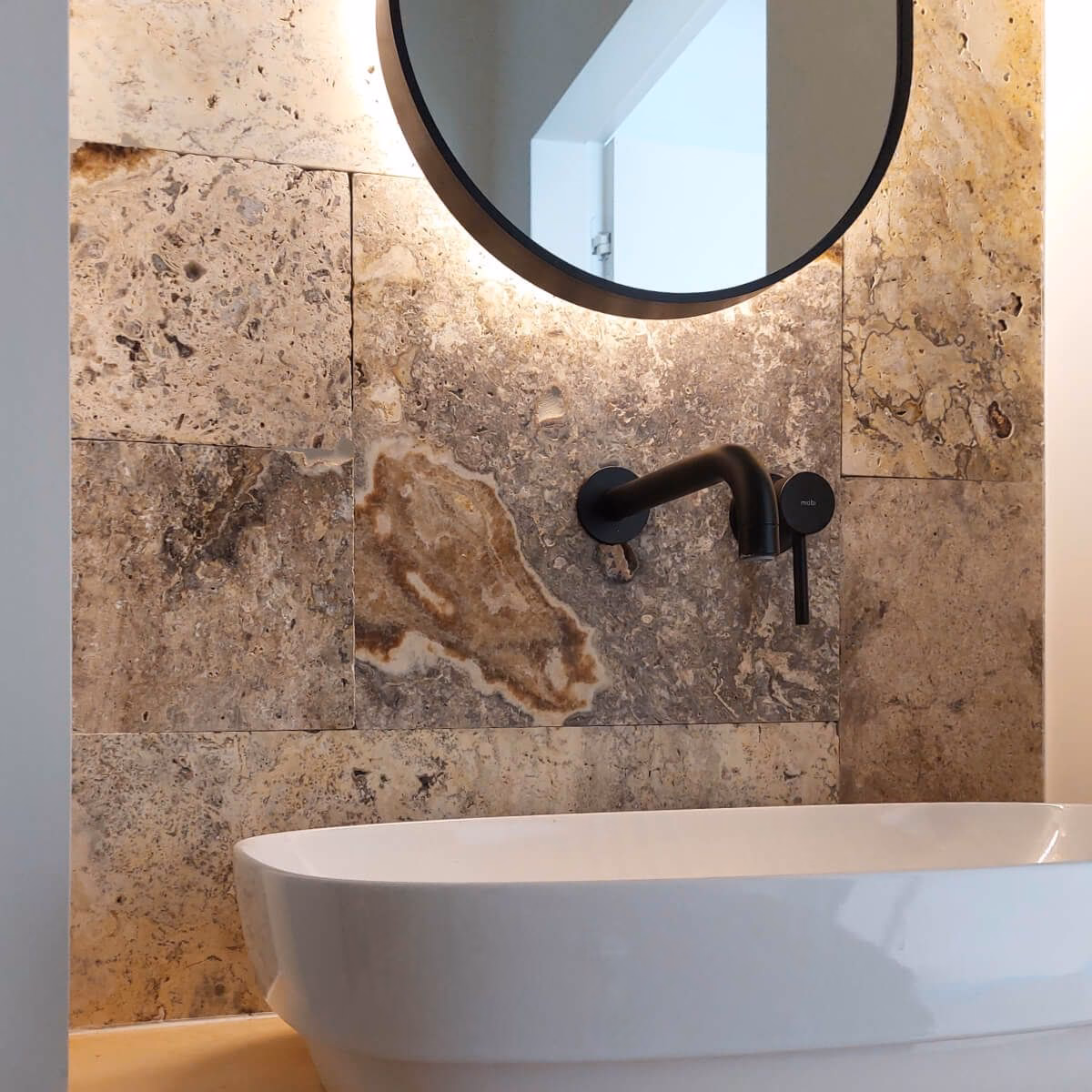 Które płytki są lepsze: polerowane czy błyszczące?