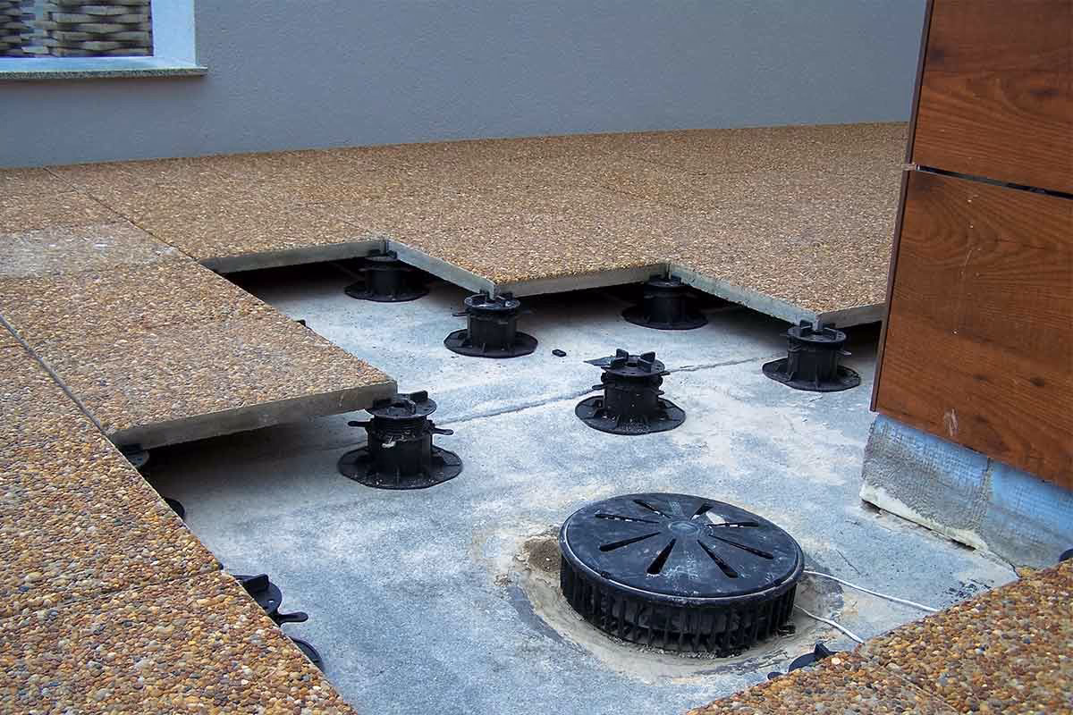 Jak przykleić płytkę na tarasie?