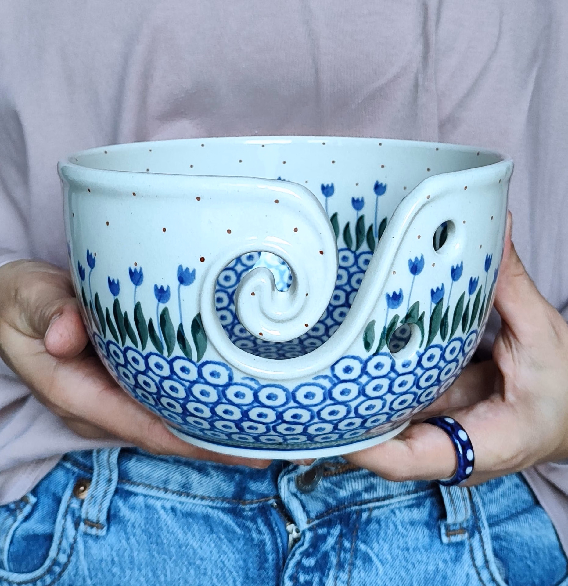 Do czego służą dwa otwory w misce na włóczkę?