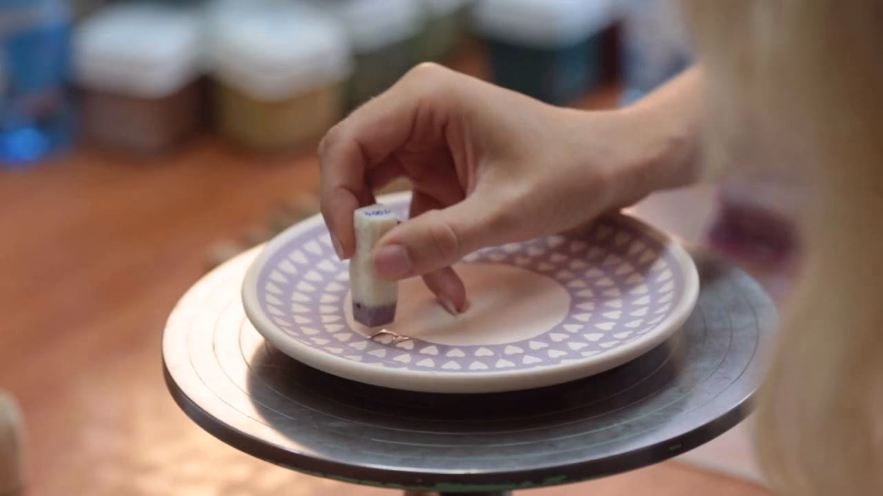 Na czym polega metoda nacinania w ceramice?