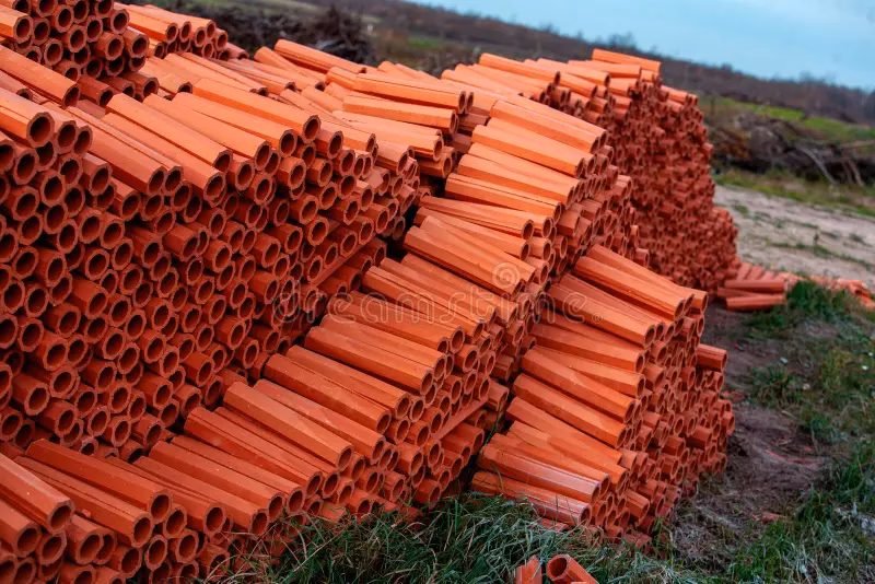 Jak położyć rurę drenarską z otworami?