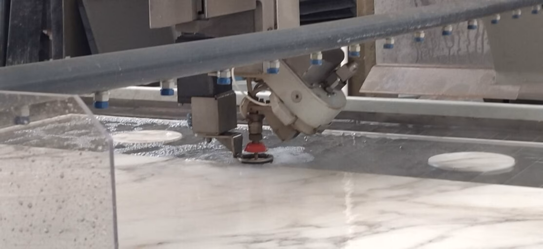 Czym najlepiej docinać spieki?