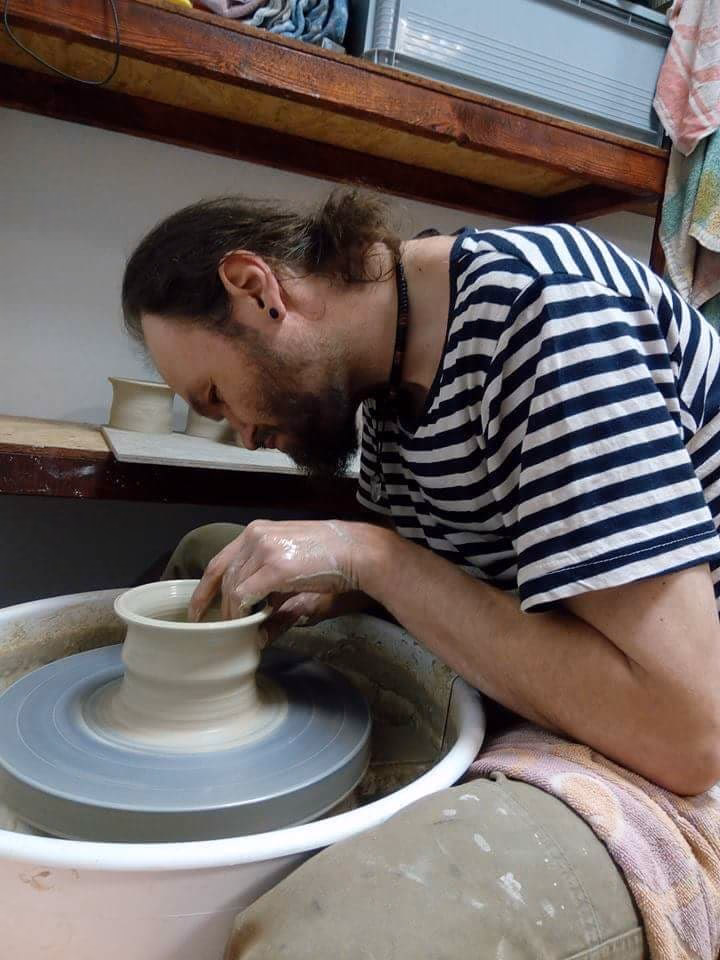 Jaki jest jeden z podstawowych surowców w przemyśle ceramicznym?