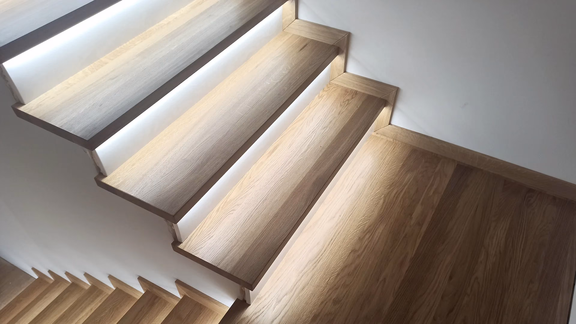 Na co kleić trepy na schody?